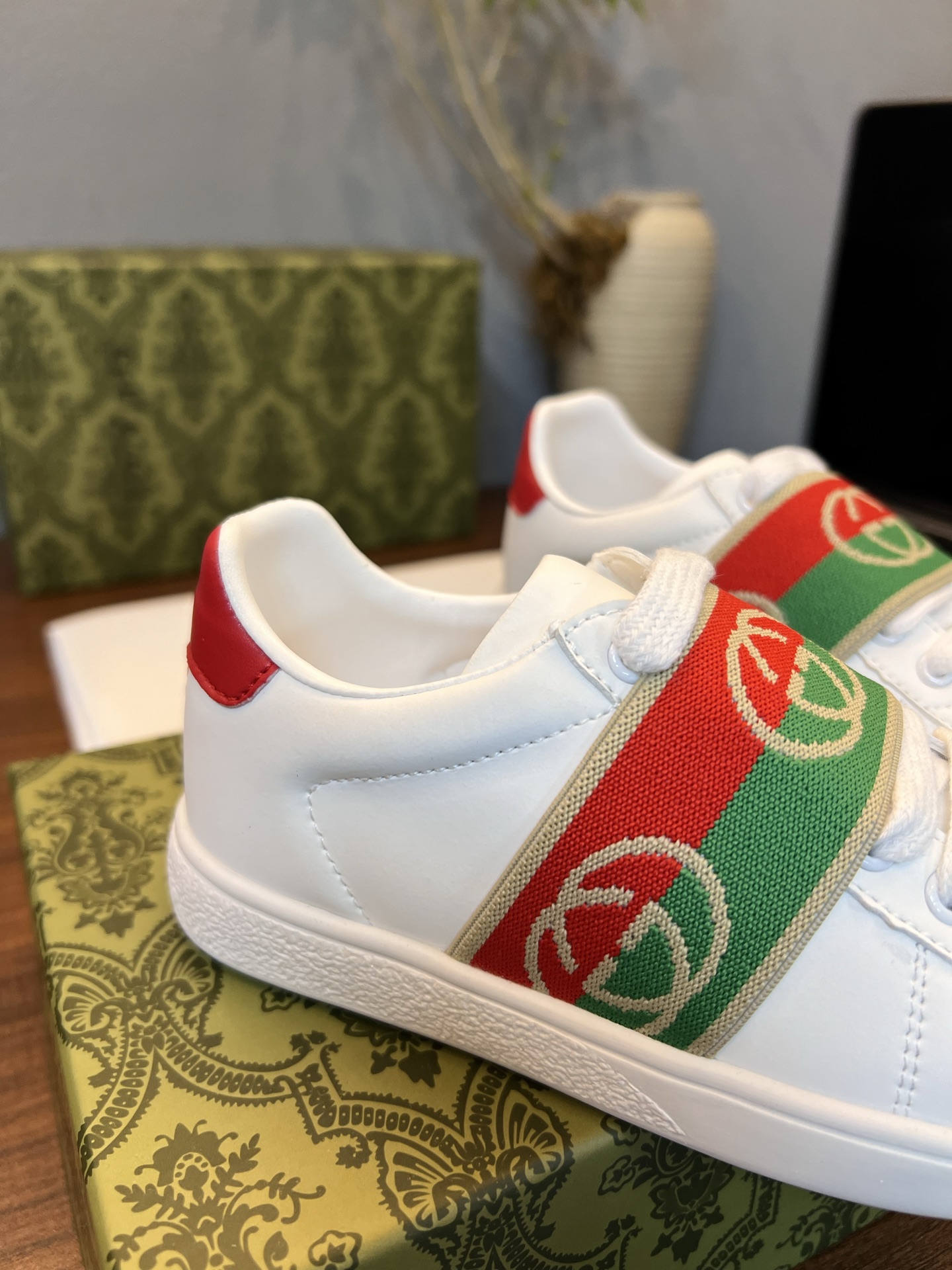 Children's shoes child